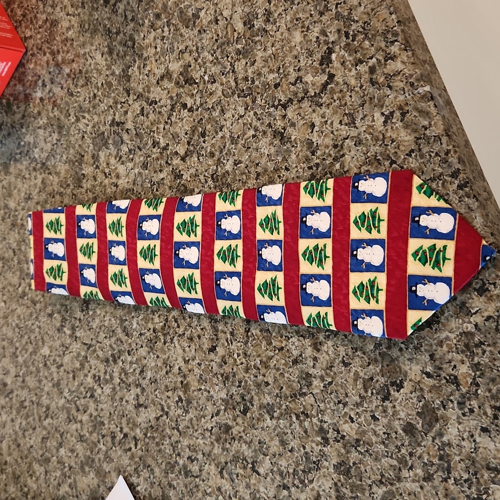 Christmas themed tie. All silk